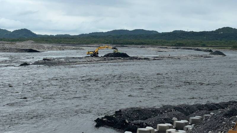 高雄暴雨濁口溪潰堤!2怪手司機受困六龜沙洲 勇消鬥激流救援成功