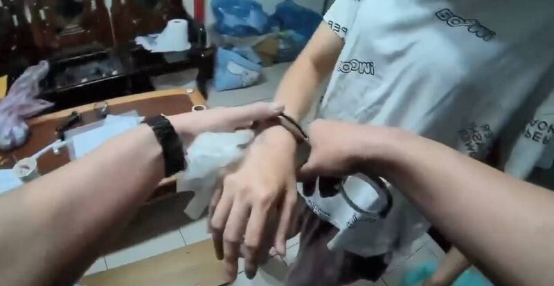 不幫開門惹到她！中和婦返家驚見門口雨傘燒毀  竟是女鄰居縱火