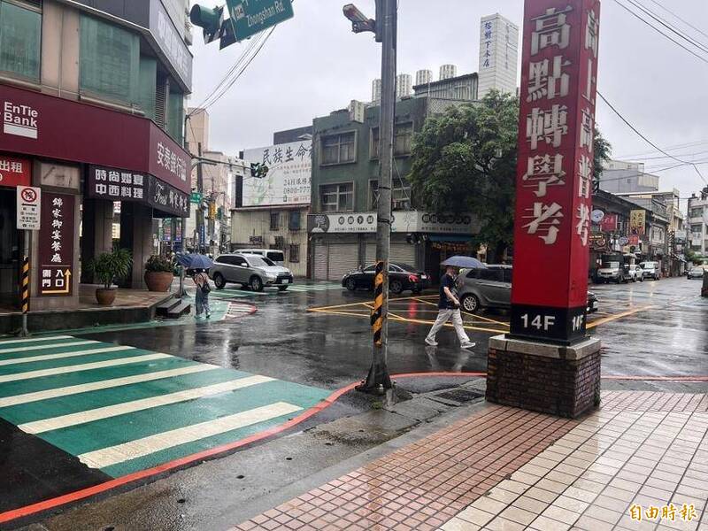中壢「百大肇事路口」科技執法未停讓 網轟：沒有紅綠燈根本搶錢
