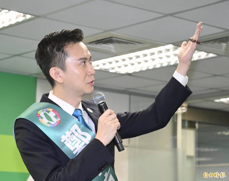 漏網鏡頭》鄭朝方手持念珠出席參選新竹縣長記者會 背後有洋蔥