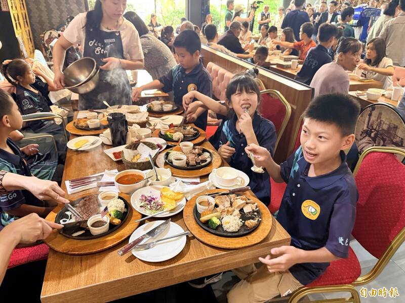 懷念發起夥伴！企業第4年招待南投偏鄉2校吃牛排 感謝老師付出