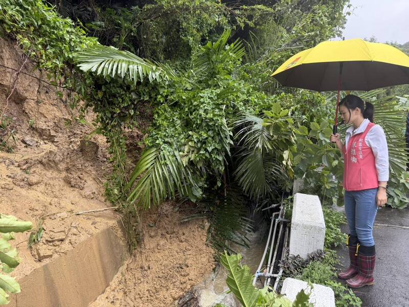 龜山又土石崩落阻塞河道、倒木壓毀電線 各單位進場搶修