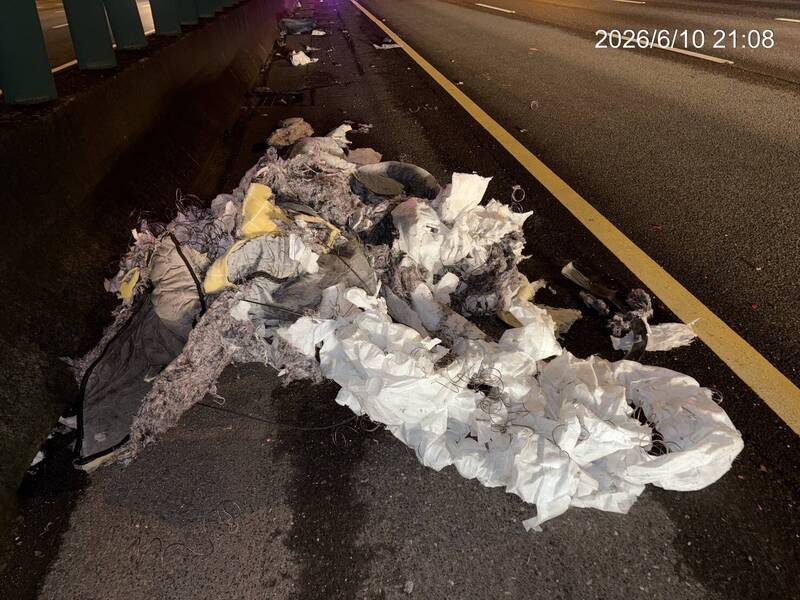 國1高雄段小「禍」車掉床墊 7車閃避不及衰中彈