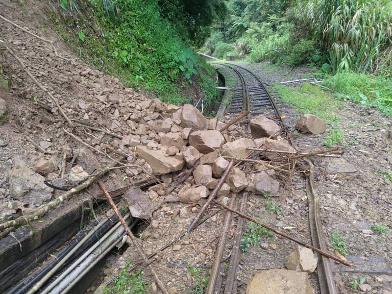 阿里山林鐵本線邊坡土石崩落搶修 今再度停駛