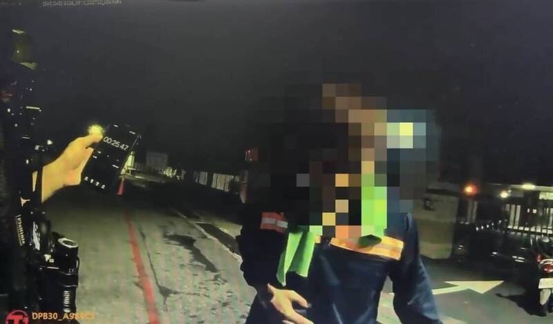 大寮小貨車自撞翻覆 駕駛拒毒檢疑似毒駕送辦