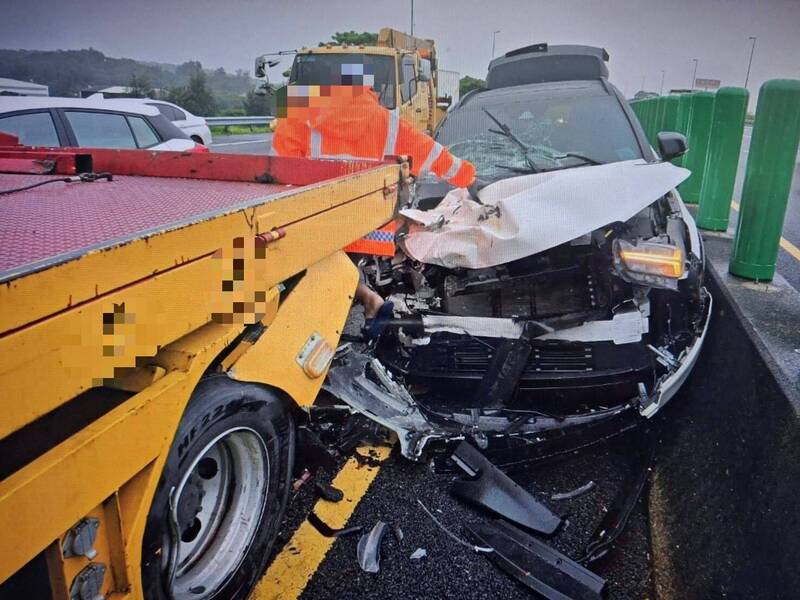 國3後龍段拖吊車救援途中遭追撞 休旅車車頭毀損