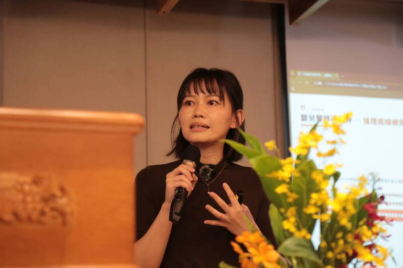 台灣前進首場募款造勢13日登場 義賣人事費與吳欣岱王婉諭合掛看板