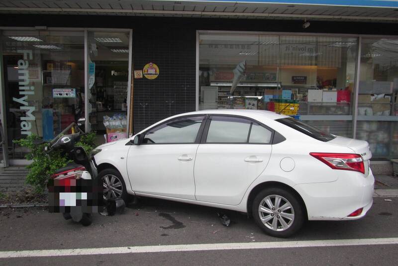 轟!台中轎車直衝超商 36歲男衰遭波及送醫