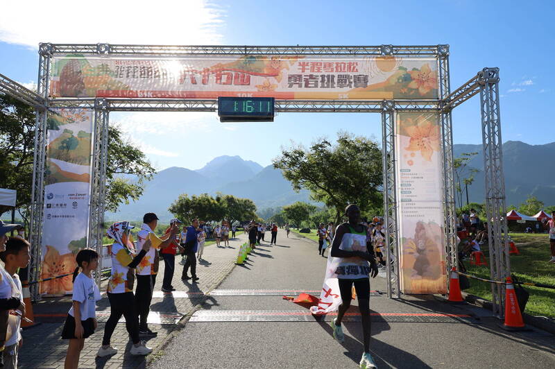 去年第一屆的六十石山半馬21K,第一名最後衝刺。(資料照,富里鄉公所提供) 去年第一屆的六十石山半馬21K,第一名最後衝刺。(資料照,富里鄉公所提供)