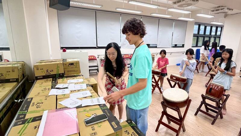 美國學子入班共學 基隆13校學子拓展國際視野
