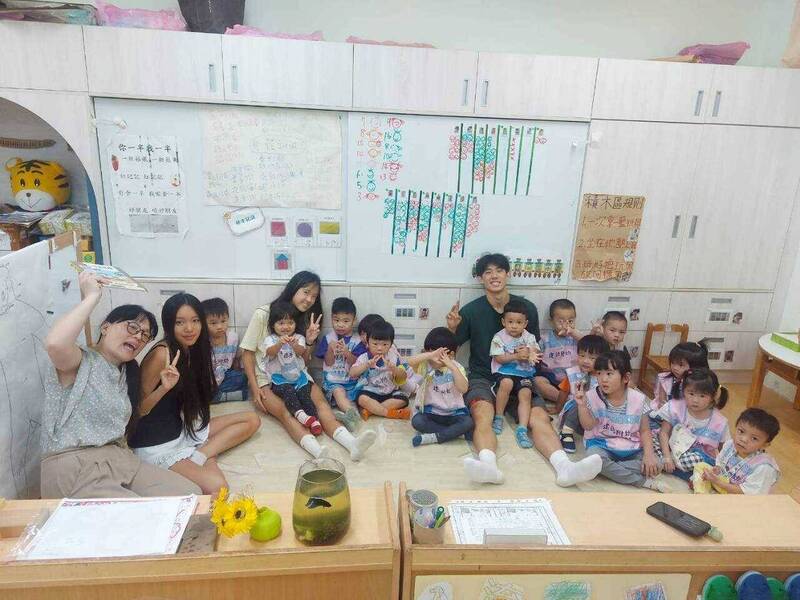 基隆市政府與美國高博文教基金會攜手合作推動國際教育,來自美國40名學生入班學習文化交流。(圖由基隆市政府教育處提供) 基隆市政府與美國高博文教基金會攜手合作推動國際教育,來自美國40名學生入班學習文化交流。(圖由基隆市政府教育處提供)