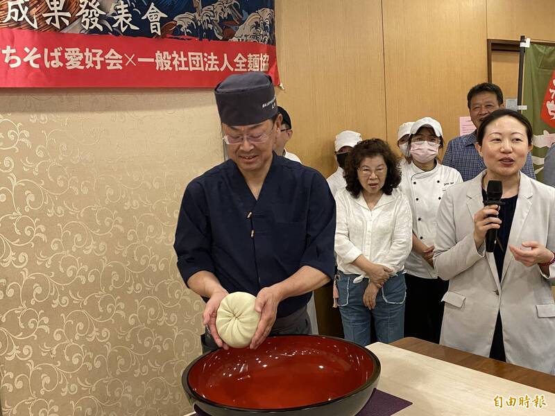 大內卓將麵團揉成菊花狀。（記者洪臣宏攝）