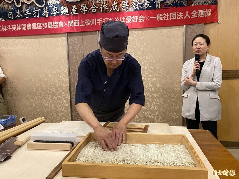 大內卓將麵條切割成同樣細度。（記者洪臣宏攝）