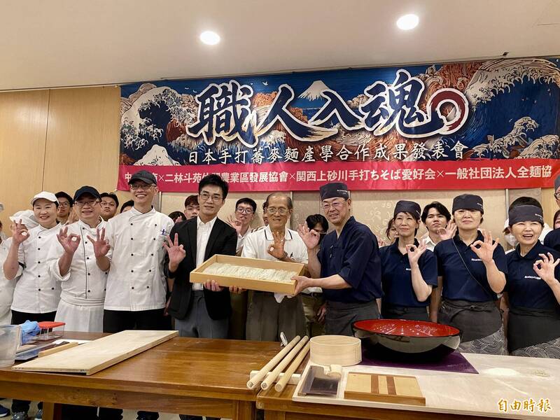 大內卓率團隊與二林鎮農會進入校園推廣蕎麥文化。（記者洪臣宏攝）