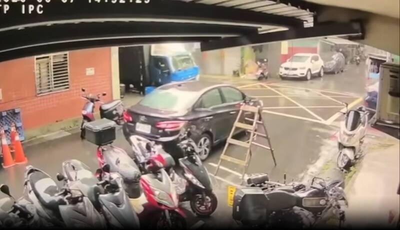 台版「強國大媽」？撞倒大重機落跑找人亂修 油門卡死車主氣到飆血壓