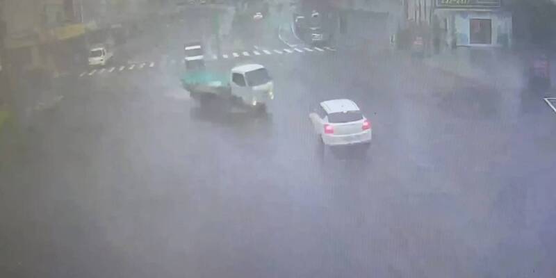 驚險一瞬間 小貨車雨天打滑衝撞對向轎車