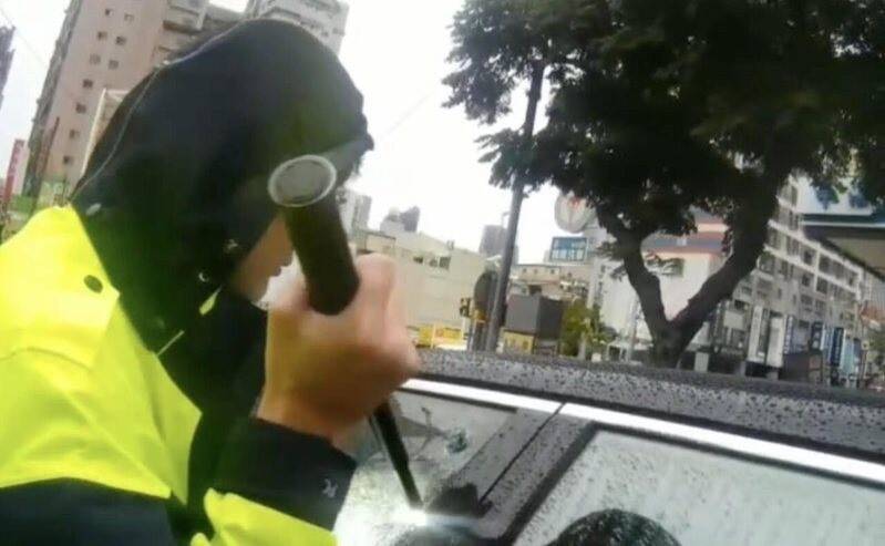 睡翻！台中男車停路中央15分鐘叫不醒  警急破窗又是毒駕