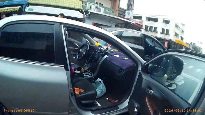 車速忽快忽慢!藥頭宜蘭冬山街頭毒駕 警強制開車門逮人