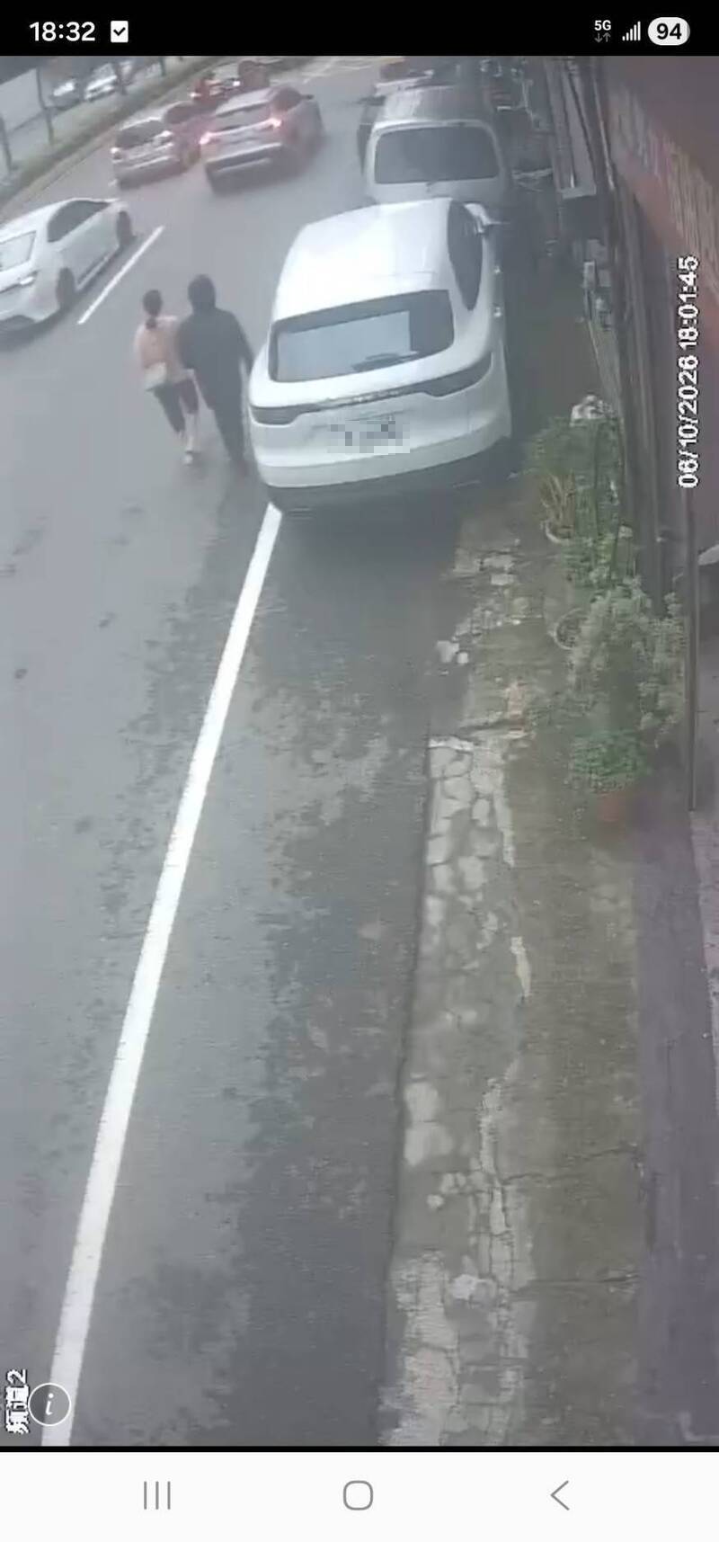 新竹男疑不滿停車阻擋進出 趁散步刮車門經國路5車遭殃