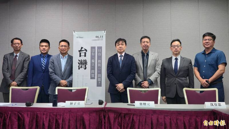 東海大學陸研中心舉辦「台灣沒有『獨立』問題,只有『被統一』問題」座談會,左起台大政治系副教授陳世民、美國南阿拉巴馬大學犯罪學與政治學系助理教授吳冠昇、中正大學政治系教授蔡榮祥、陸委會副主委沈有忠、東海大學政治系教授兼陸研中心主任林子立、美國聖湯瑪斯大學政治系講座教授葉耀元、東海大學陸研中心副執行長洪浦釗。(記者方瑋立攝)