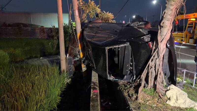 台中梧棲死傷車禍 轎車失控撞路樹2人不治1輕傷