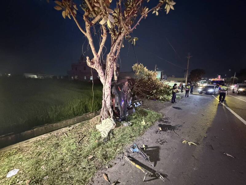 轎車失控撞路樹翻覆，釀成二死一傷。（民眾提供）