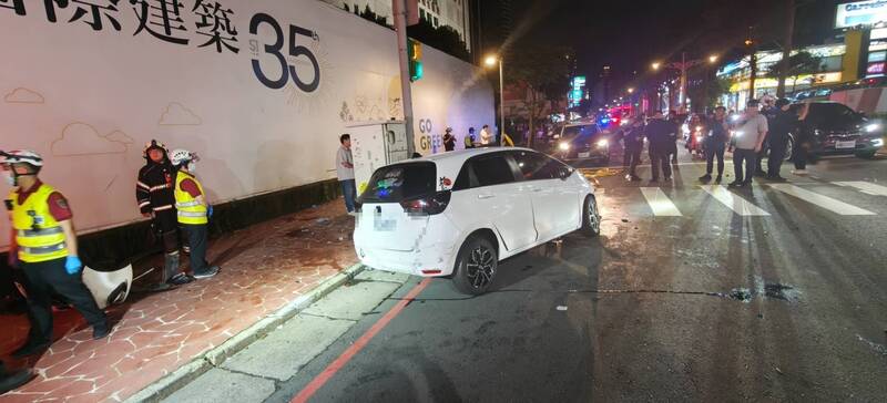 毒駕逃避警追 打滑猛撞紅綠燈桿再衝行人 2人OHCA、1人昏迷搶救中