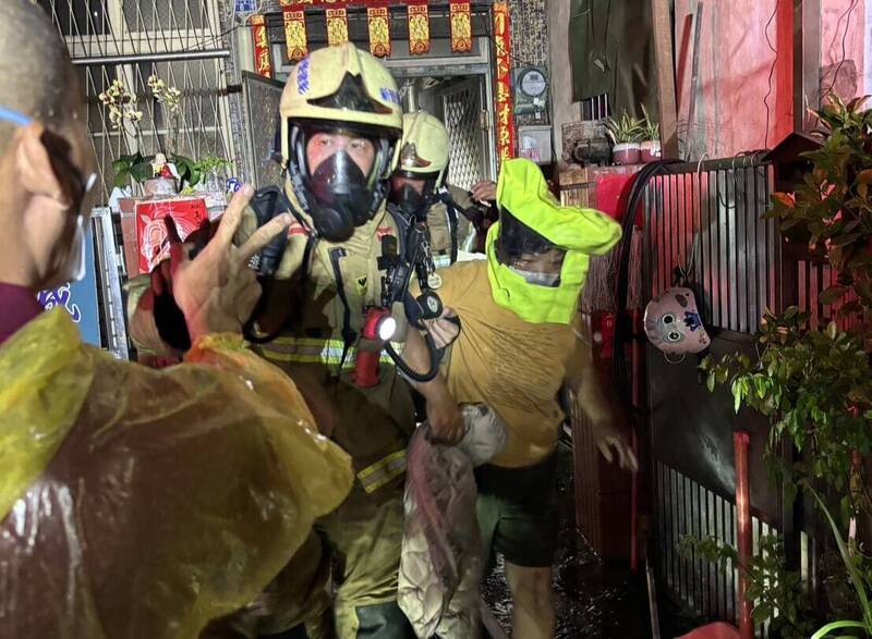 新營民宅火警濃煙如迷宮!9歲孫冷靜通話指引 消防救出嬤孫4人