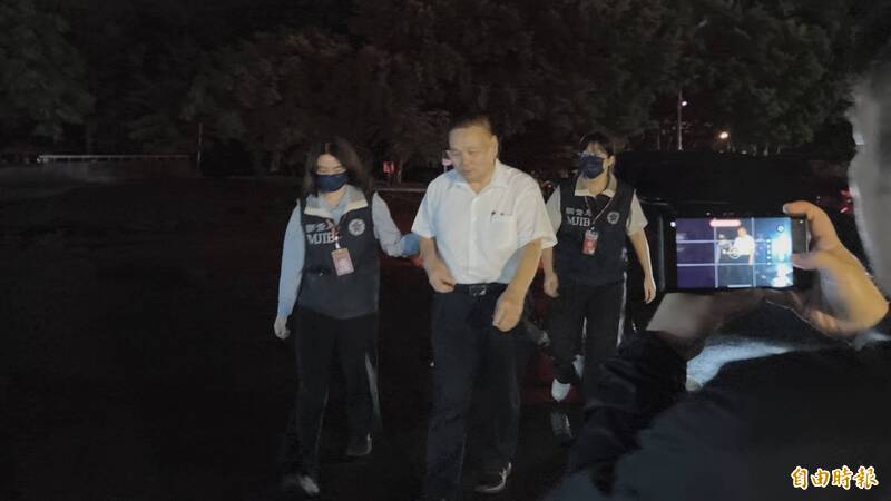 花蓮縣副縣長顏新章深夜移送地檢署複訊。（記者王錦義攝）