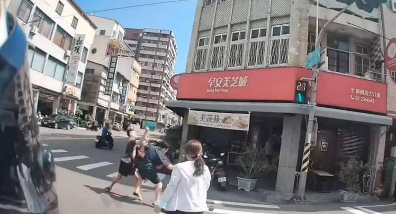 荒謬到笑!BMW撞倒機車還嗆聲遭路人爆打 騎士掙扎起身勸架