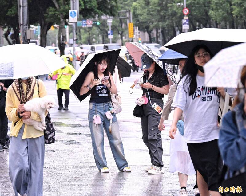 天氣》週五大雨還在下!西半部有雷雨 週末也是濕答答