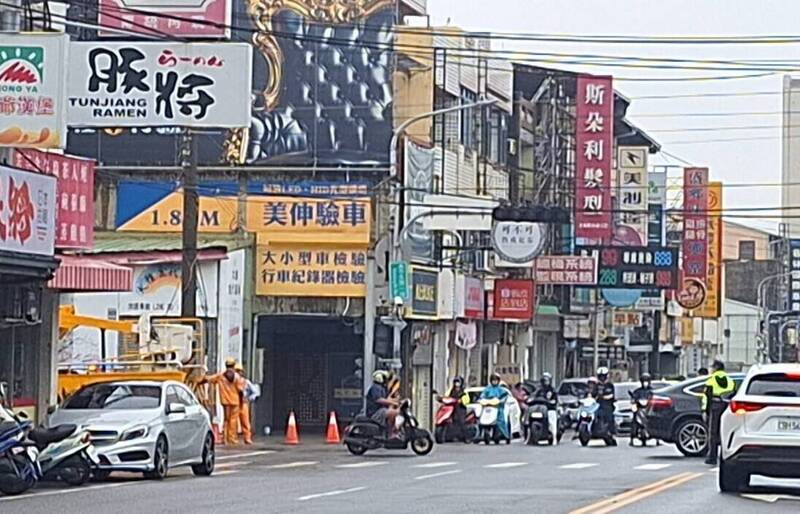 上班族崩潰!台中海線剛停電 大雅今早紅綠燈「罷工」交通打結