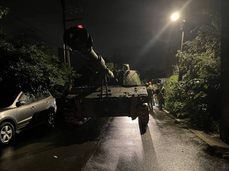 軍方履帶車楊梅巷弄會車不慎 撞擊5輛汽車