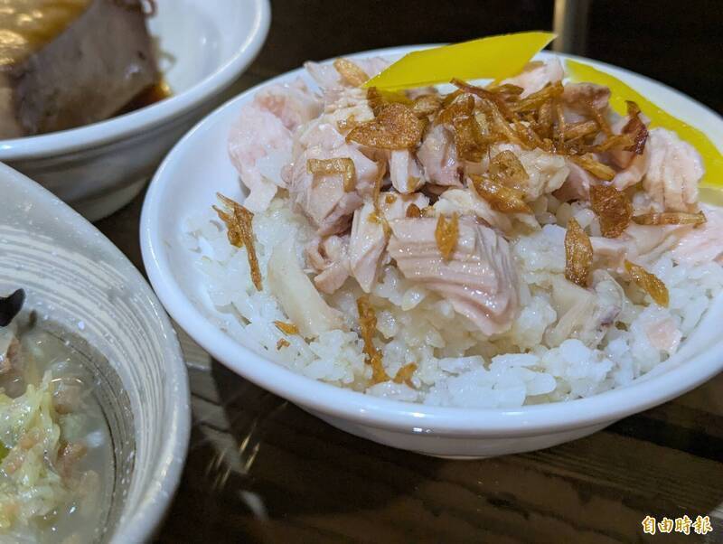 客人嫌等太久拍桌不吃了!雞肉飯老闆「提菜刀理論」挨告判無罪