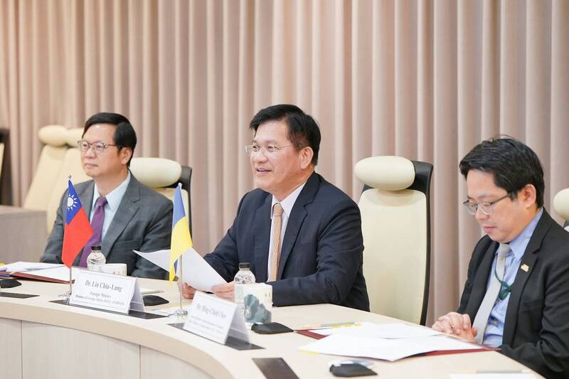 外交部長林佳龍透過視訊見證烏克蘭台灣友誼大樓落成。（外交部提供）