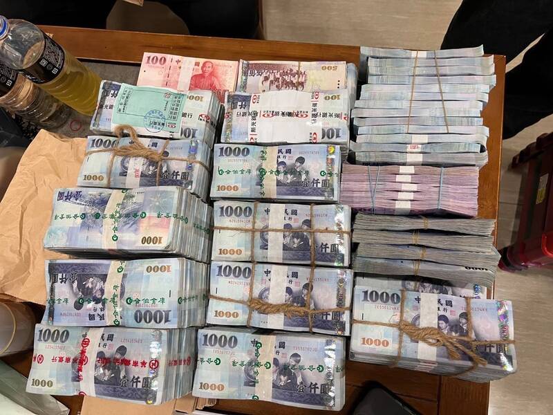 警方共查扣2446萬元現金。（警方提供）
