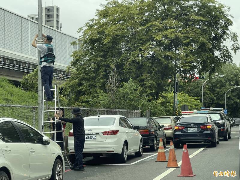 高雄連日大雨侵襲路口監視設備 警成功搶修205支