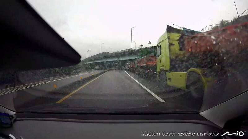 砂石車在暖暖交流道、源遠路口排隊 民眾憂交通惡夢再起