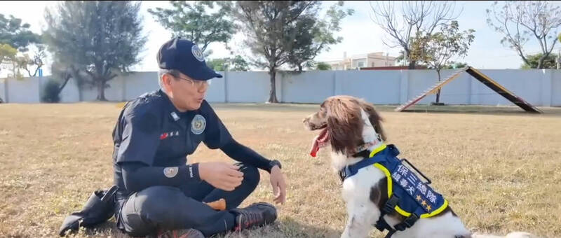 保三警犬換新裝依功勳上星 賴清德大讚三星緝毒犬「可樂」