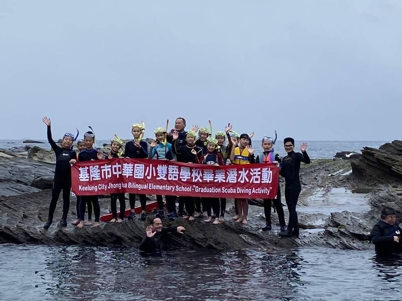 基市中華國小潛水畢典 畢業生潛水領畢業證書