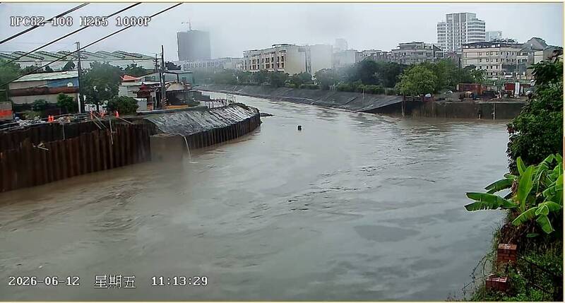 迎新一波降雨高峰    高雄曹公新圳水位破10公尺未達警戒線