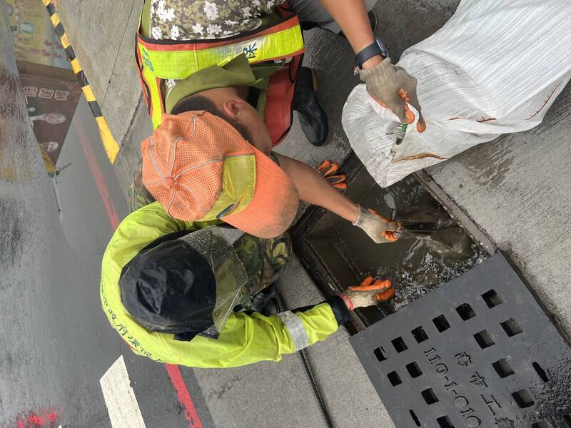 檢視側溝及周邊排水設施狀況，並視需要加強清疏作業（水利局提供）