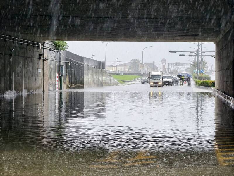 豪雨狂灌積水已退 國1民雄交流道下方道路恢復通行