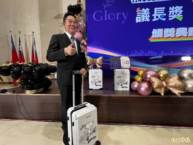 雲林畢業獎品揭曉 議長獎是20吋行李箱