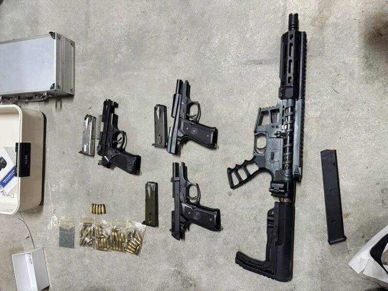以殯葬業掩護軍火庫 永康警破獲竹聯據點「鴻圖大展」匾額暗藏高仿衝鋒槍