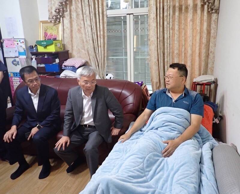 慰問遭毒駕撞斷腿所長 警政署長張榮興:公權力不容挑戰!