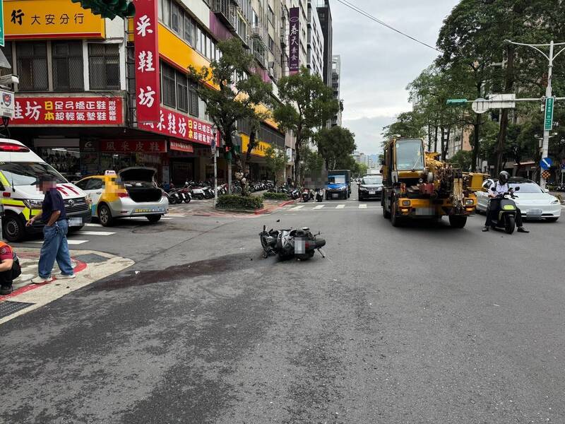 生死一瞬間!計程車北市和平東路突左轉 機車閃避倒地險遭吊車輾過