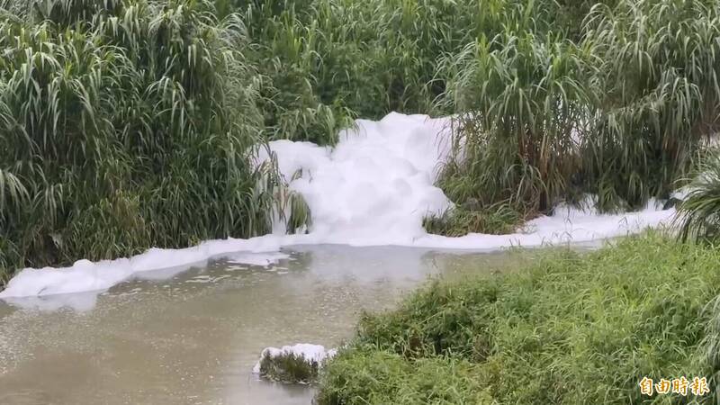基隆河又見白泡泡!碇內吊橋大排不明泡沫流入 八堵站暫停抽水
