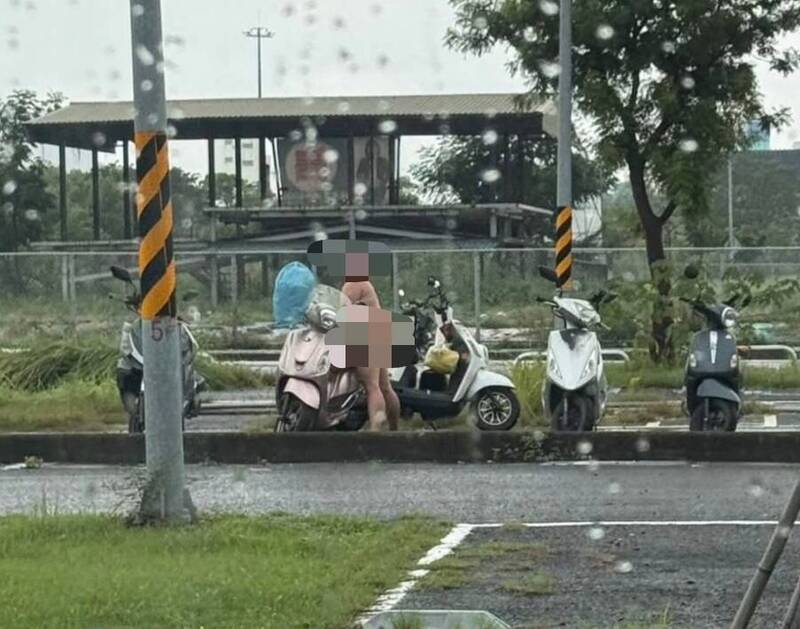 台南雨天驚見裸男「猥褻」機車 警方追查曝真相