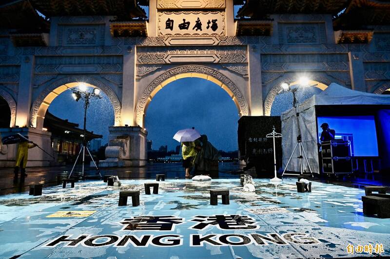 香港邊青12日於自由廣場牌樓下舉行「612行動─恆裏如已，礪行如始」紀念活動，地上布置香港地圖及象徵抗爭的道具。（記者塗建榮攝）